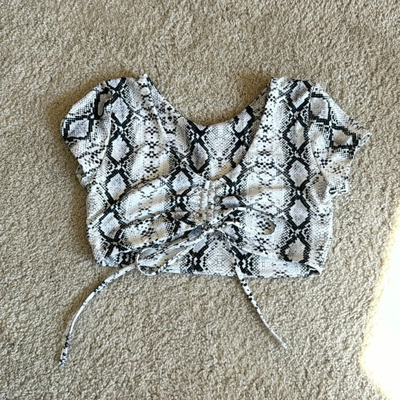 Zaful Tops - Zaful White and Black Snake Skin Crop Top Size Small Size 6